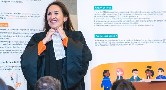 Droits et Devoirs des enfants:                   Droit à la protection contre la cyber criminalité
